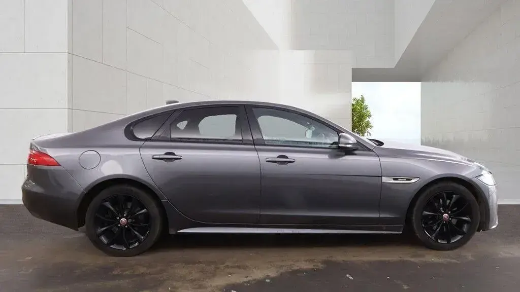 Usado Jaguar XF R-Sport 180 HP (132 kW) 2017 Cinzento Sedan