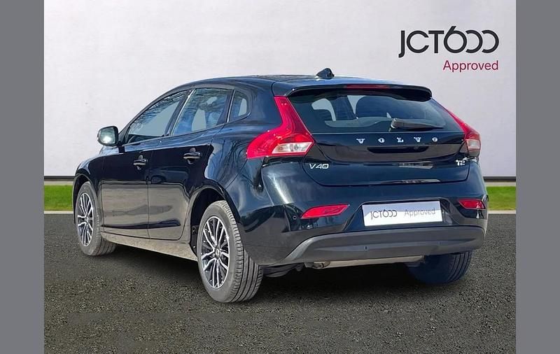 Used Volvo V40 Momentum 120 HP (88 kW) 2018 Black Hatchback