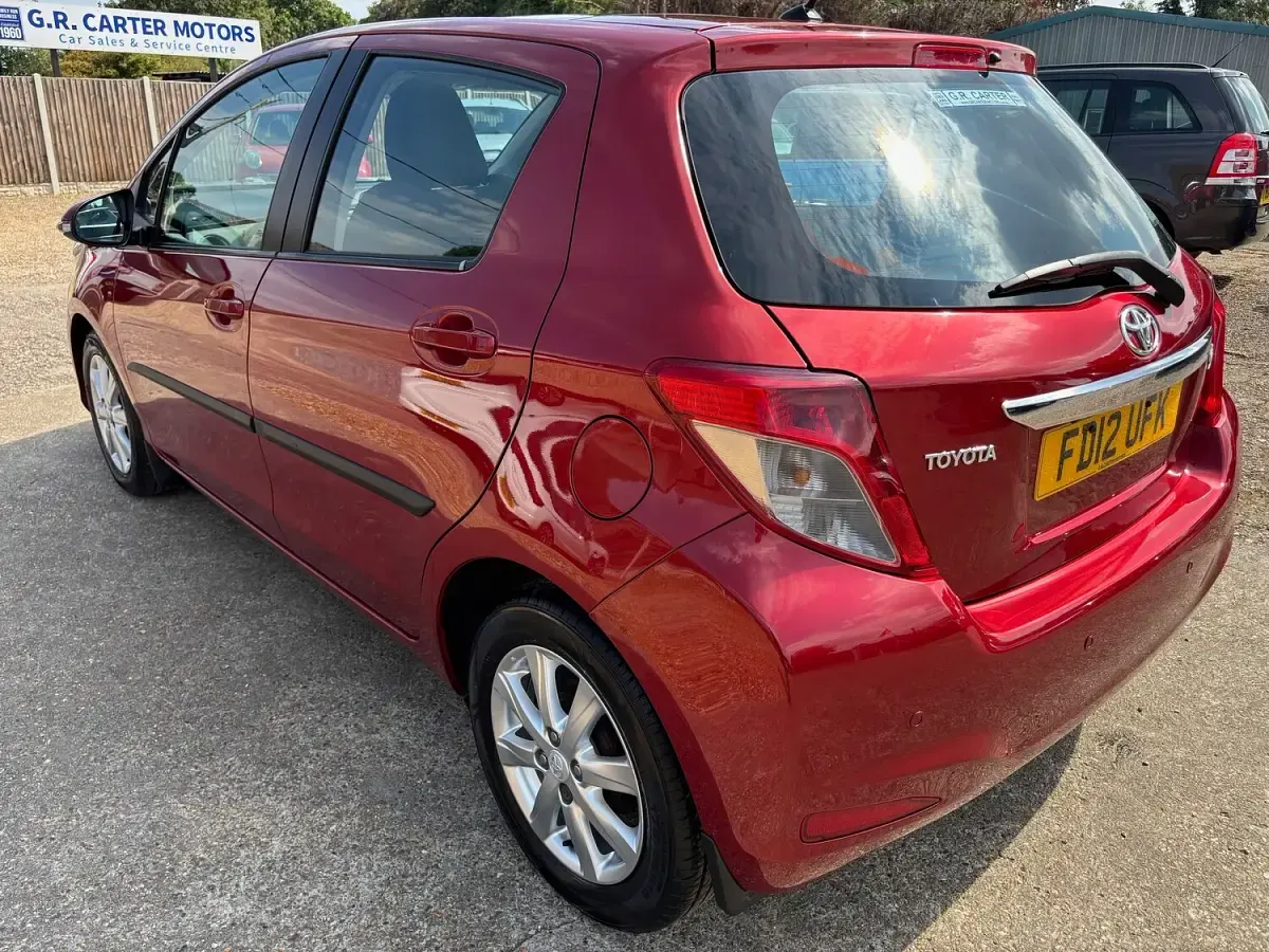 Used Toyota Yaris Multidrive S 99 HP (72 kW) 2012 Red Hatchback