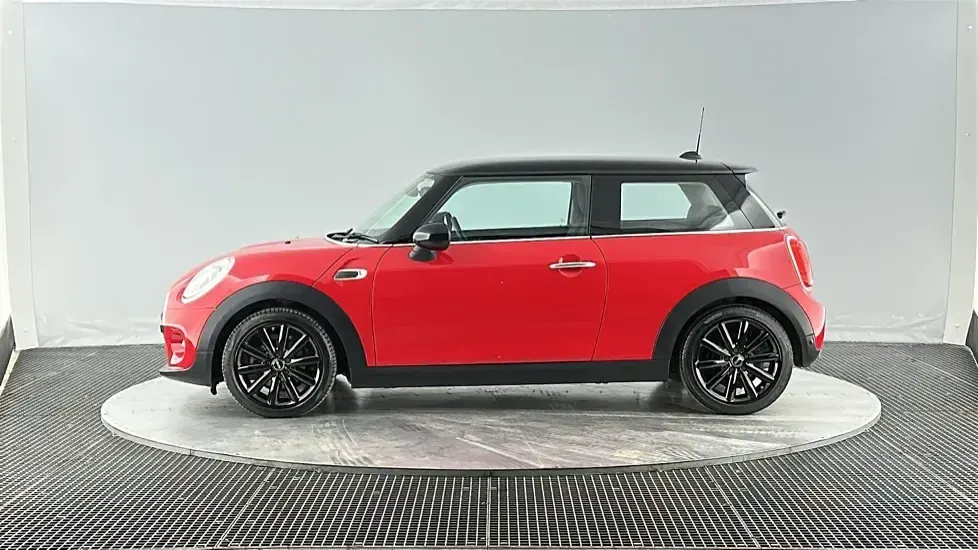 Used Mini Cooper Hatch 134 HP (98 kW) 2017 Red Hatchback