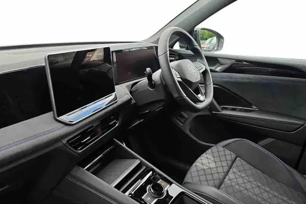 New VW Tiguan Black Edition 265 HP (194 kW) 2026 Oyster silver SUV