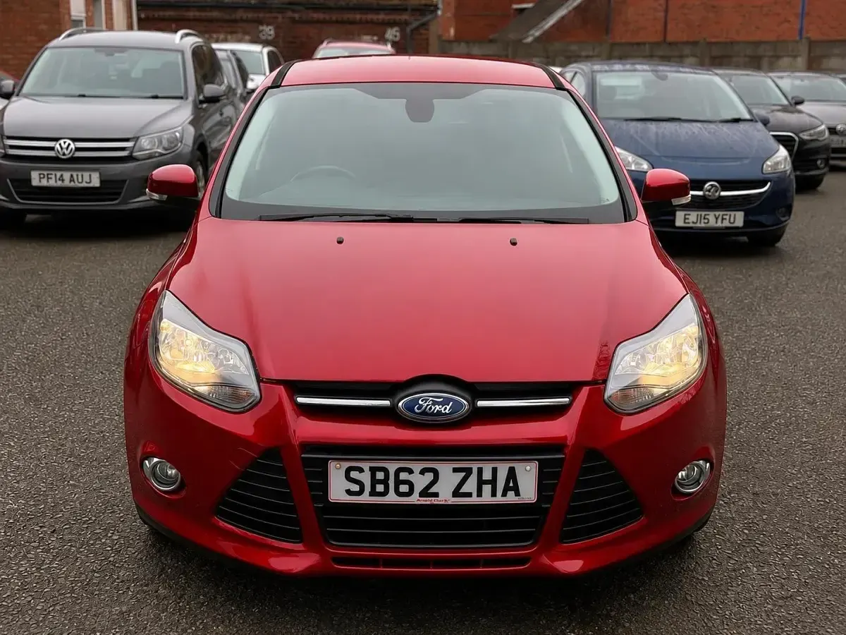 Used Ford Focus Zetec 115 HP (84 kW) 2012 Red Hatchback