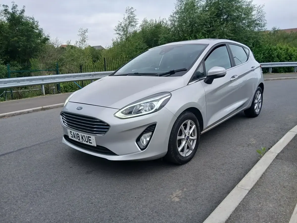 Used Ford Fiesta Zetec 70 HP (51 kW) 2018 Silver Hatchback
