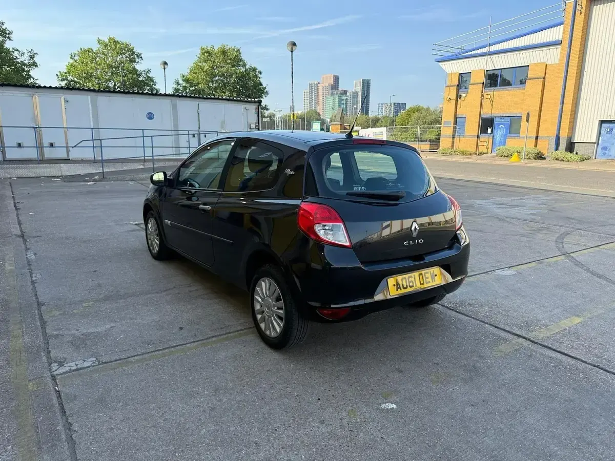 Used Renault Clio 75 HP (55 kW) 2011 Black Hatchback