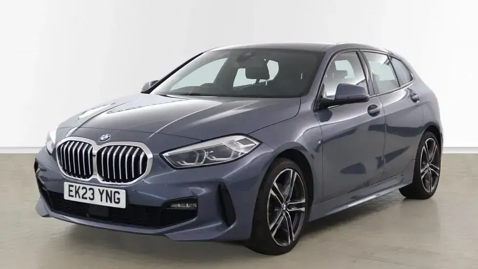 Usado BMW 118 M Sport 134 HP (98 kW) 2023 Cinzento Citadino