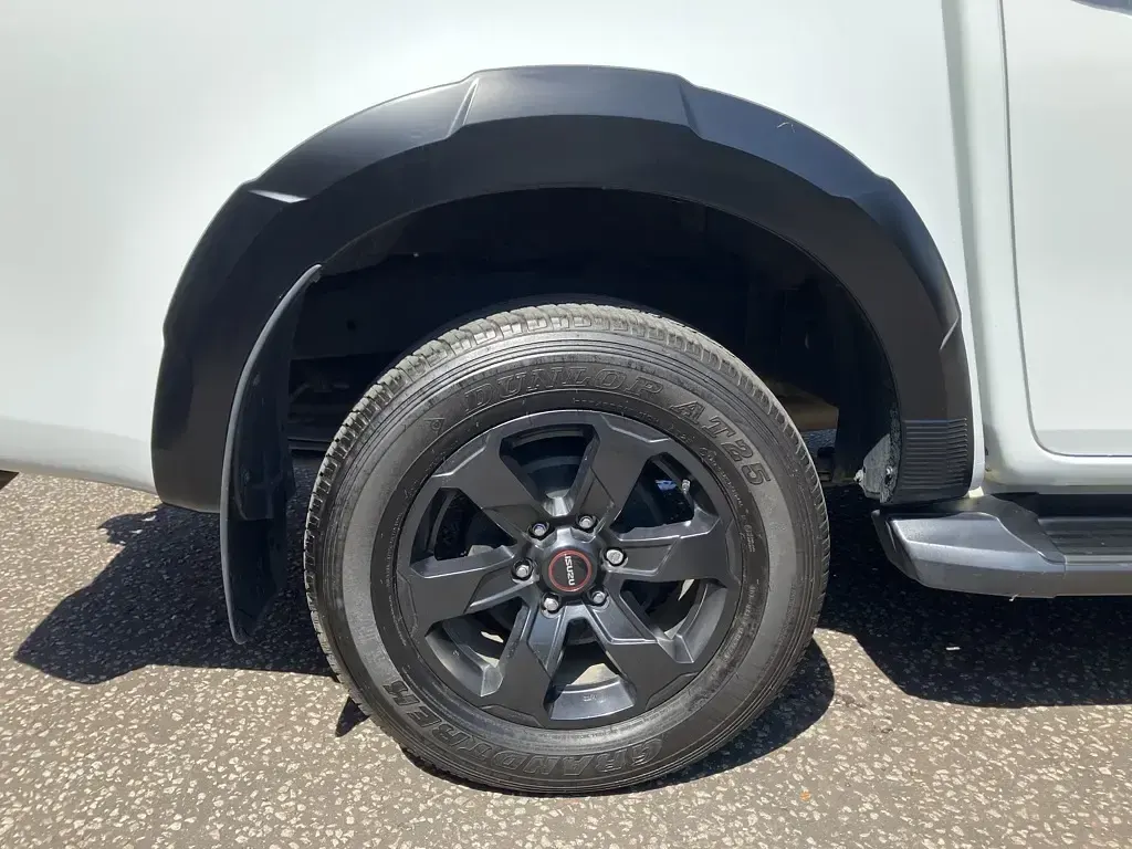 Used Isuzu D-Max 163 HP (119 kW) 2024 527 splash white Pickup