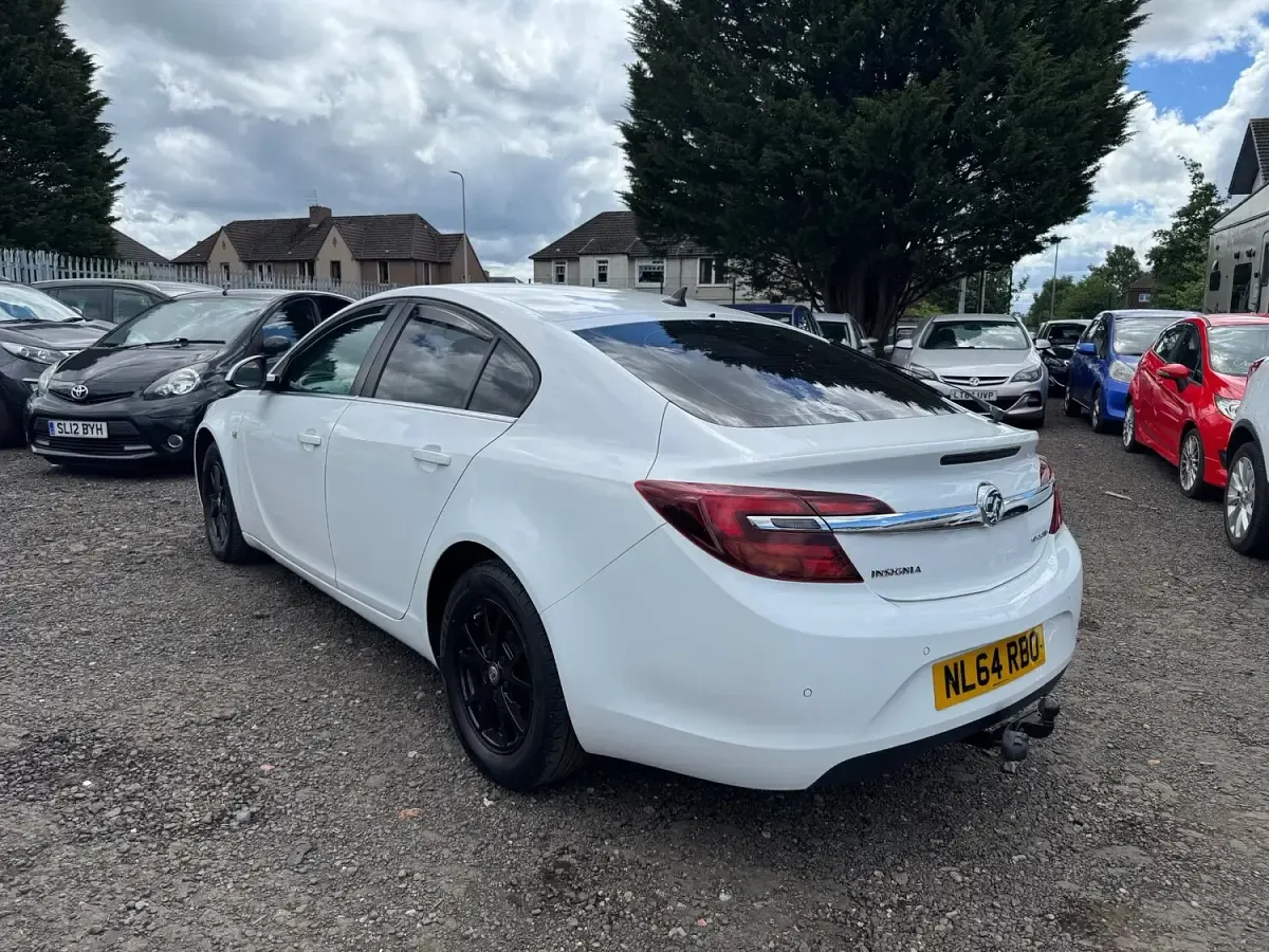 Used Vauxhall Insignia Design Edition 140 HP (102 kW) 2014 White Hatchback