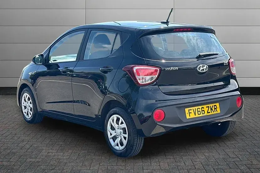 Used Hyundai i10 SE 87 HP (63 kW) 2017 Phantom black Hatchback
