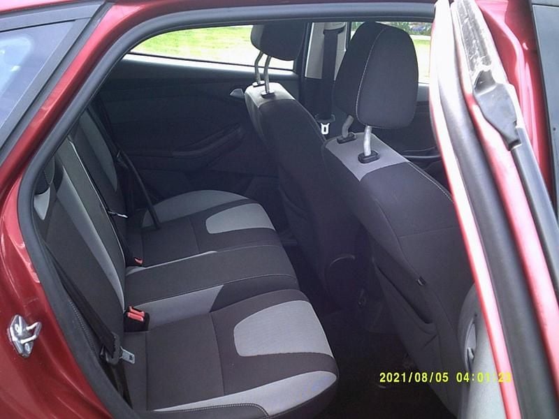 Begagnad Ford Focus Zetec 2011 Röd Halvkombi