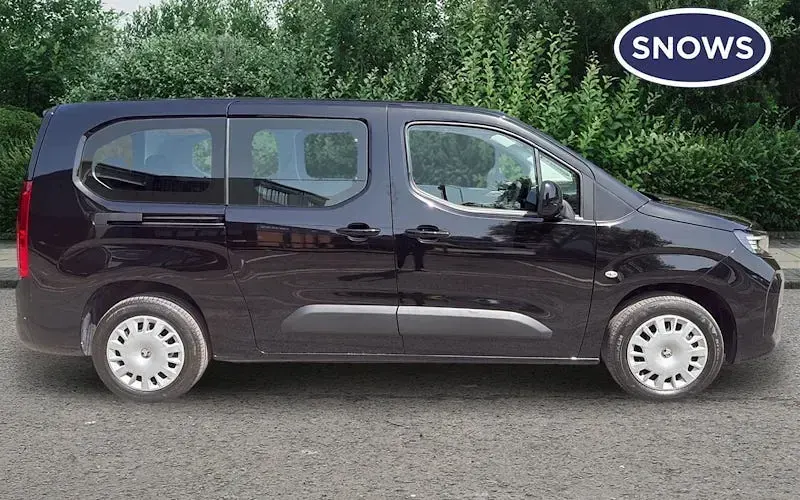 Used Vauxhall Combo Design Edition 100 kW (136 HP) 2026 MPV