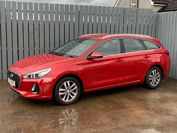 Used Hyundai i30 SE 110 HP (80 kW) 2018 Red Estate
