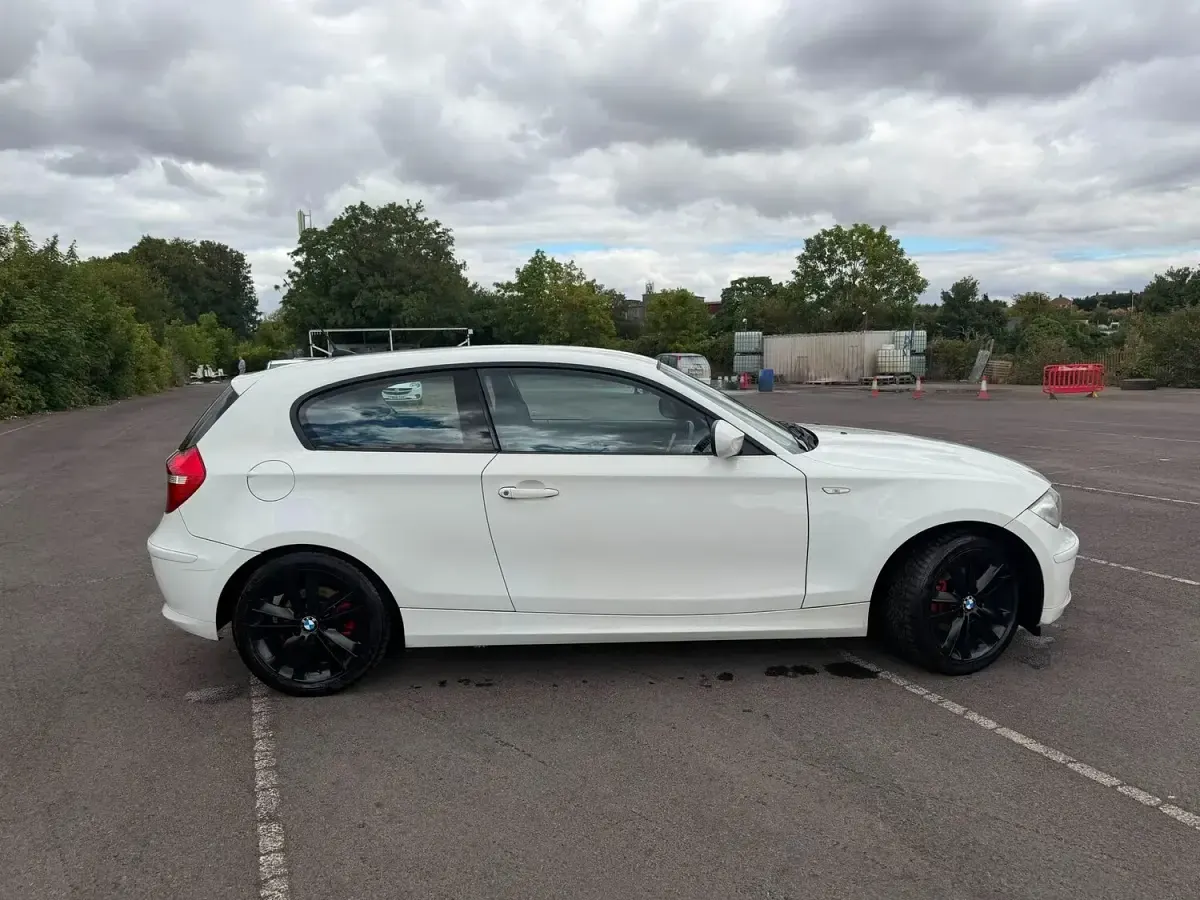 Used BMW 116 Sport Line 2011 White Hatchback
