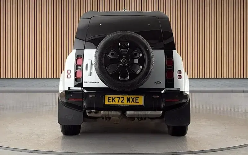 Used Land Rover Defender Dynamic 250 HP (183 kW) 2022 Hakuba silver SUV