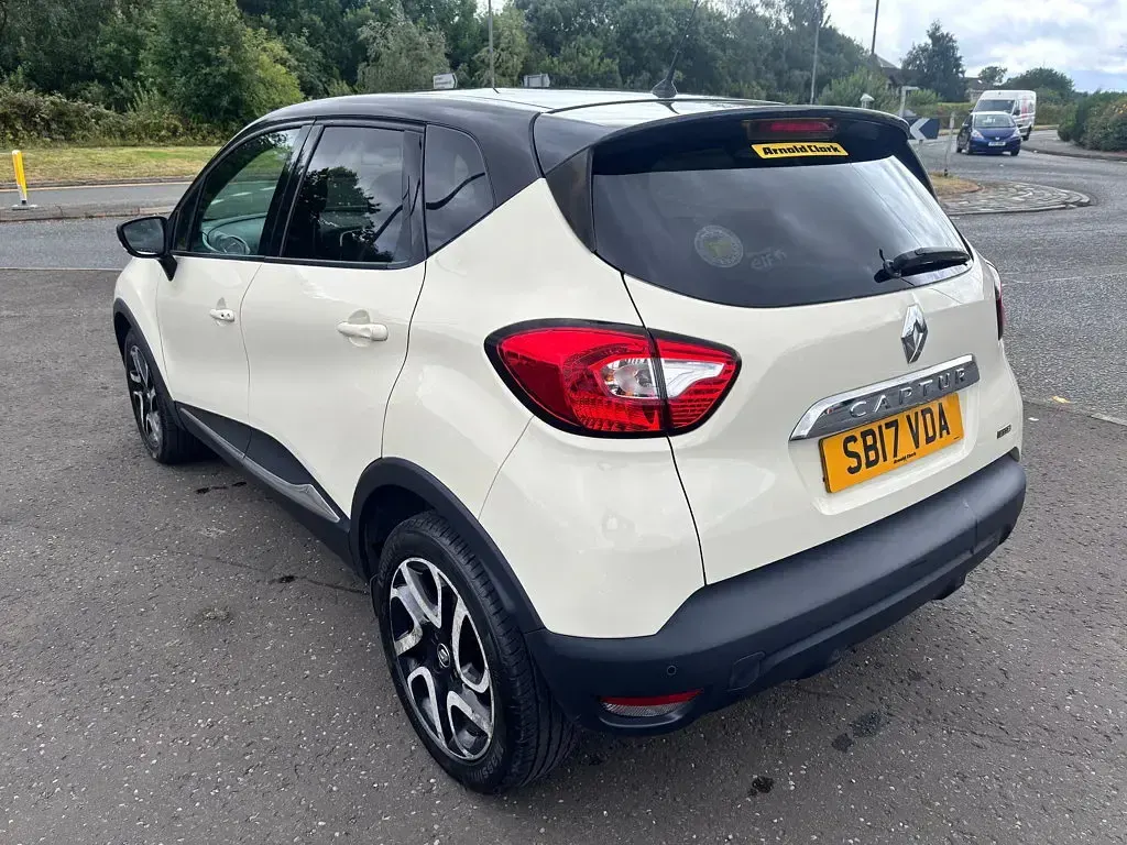 Used Renault Captur Dynamique 90 HP (66 kW) 2017 White SUV