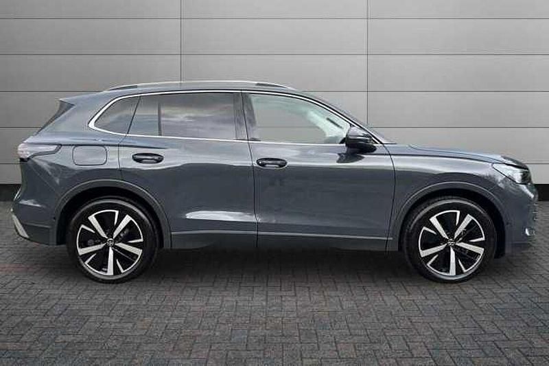 Usado VW Tiguan Elegance 150 HP (110 kW) 2025 Cinzento SUV