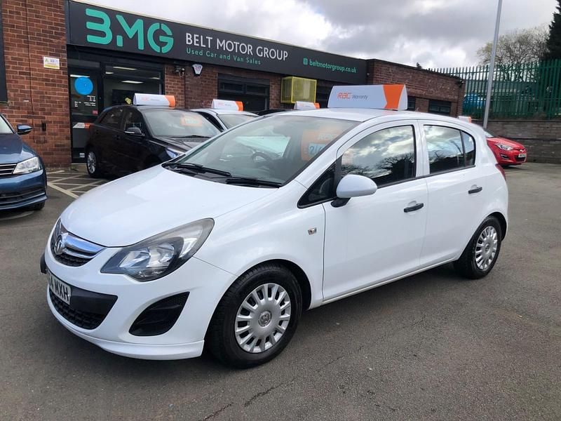 Used Vauxhall Corsa S 95 HP (69 kW) 2014 White Hatchback