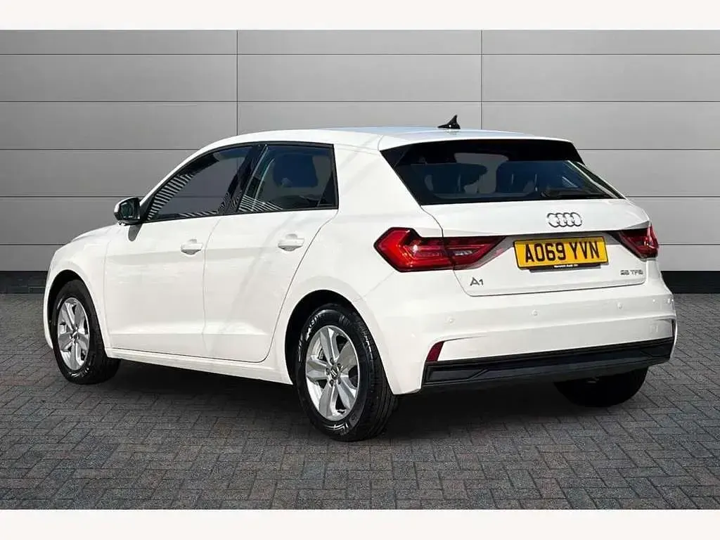 Used Audi A1 Design 95 HP (69 kW) 2019 White SUV