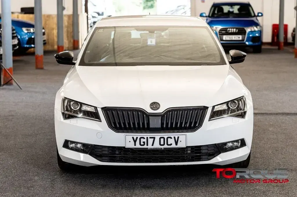Used Skoda Superb SportLine 190 HP (139 kW) 2017 White Hatchback