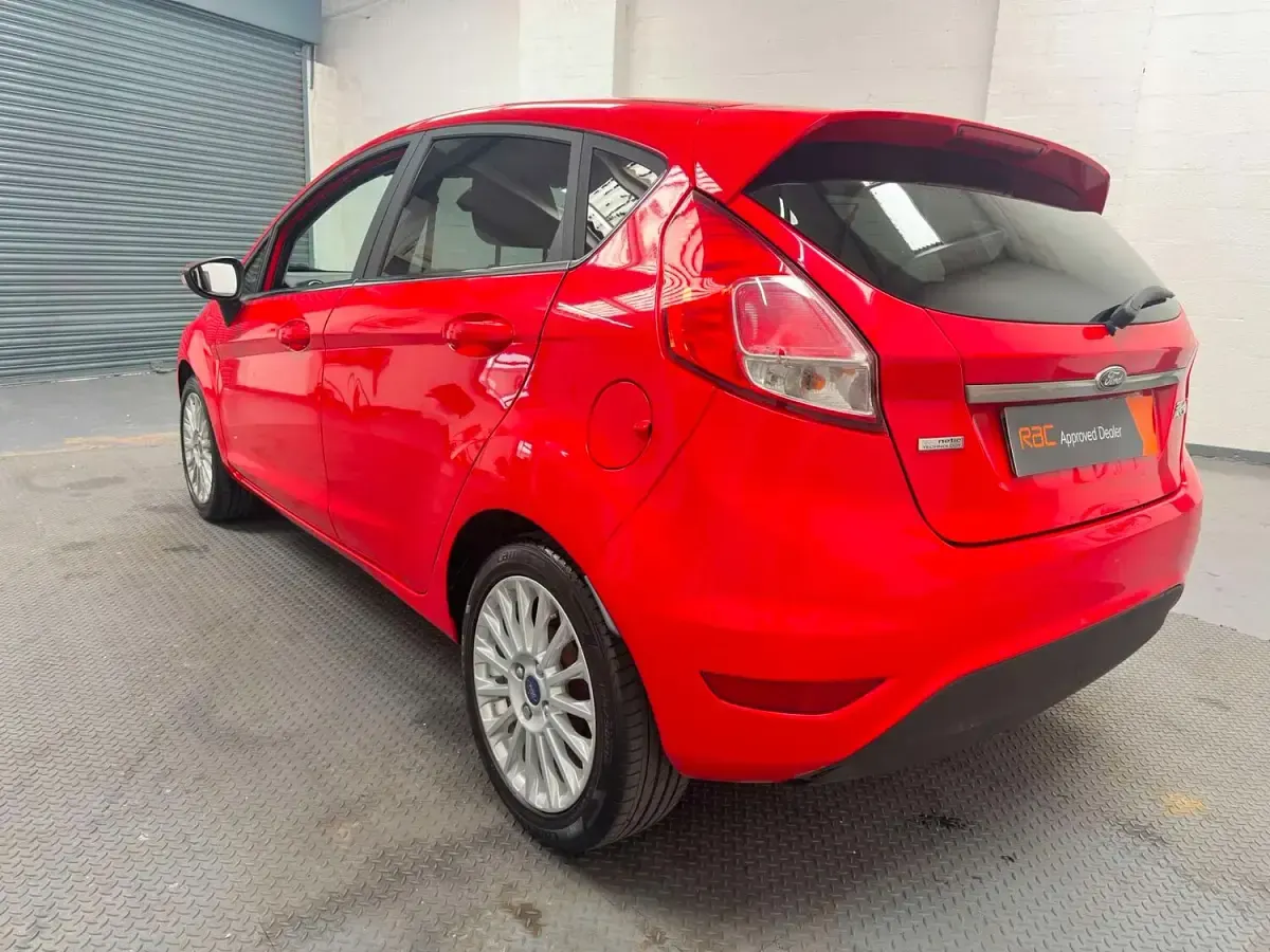 Used Ford Fiesta Titanium 125 HP (91 kW) 2013 Red Hatchback