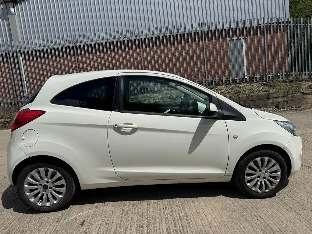 Used Ford Ka Zetec 69 HP (50 kW) 2015 White Hatchback