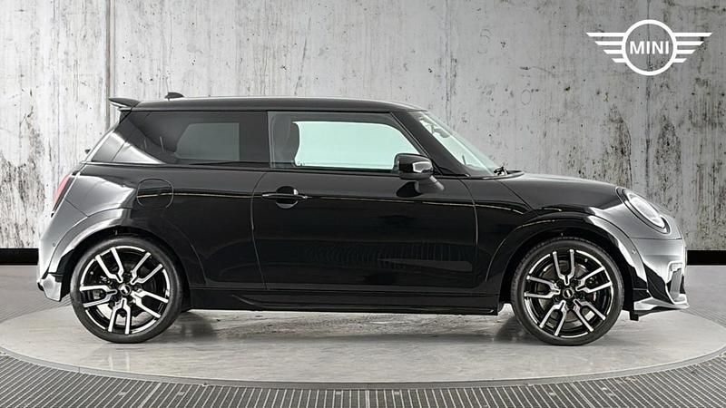 Used Mini Cooper Hatch 113 kW (154 HP) 2025 Black Hatchback