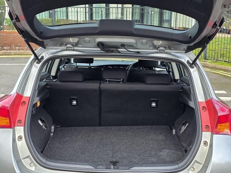 Used Toyota Auris 132 HP (97 kW) 2014 Grey Hatchback
