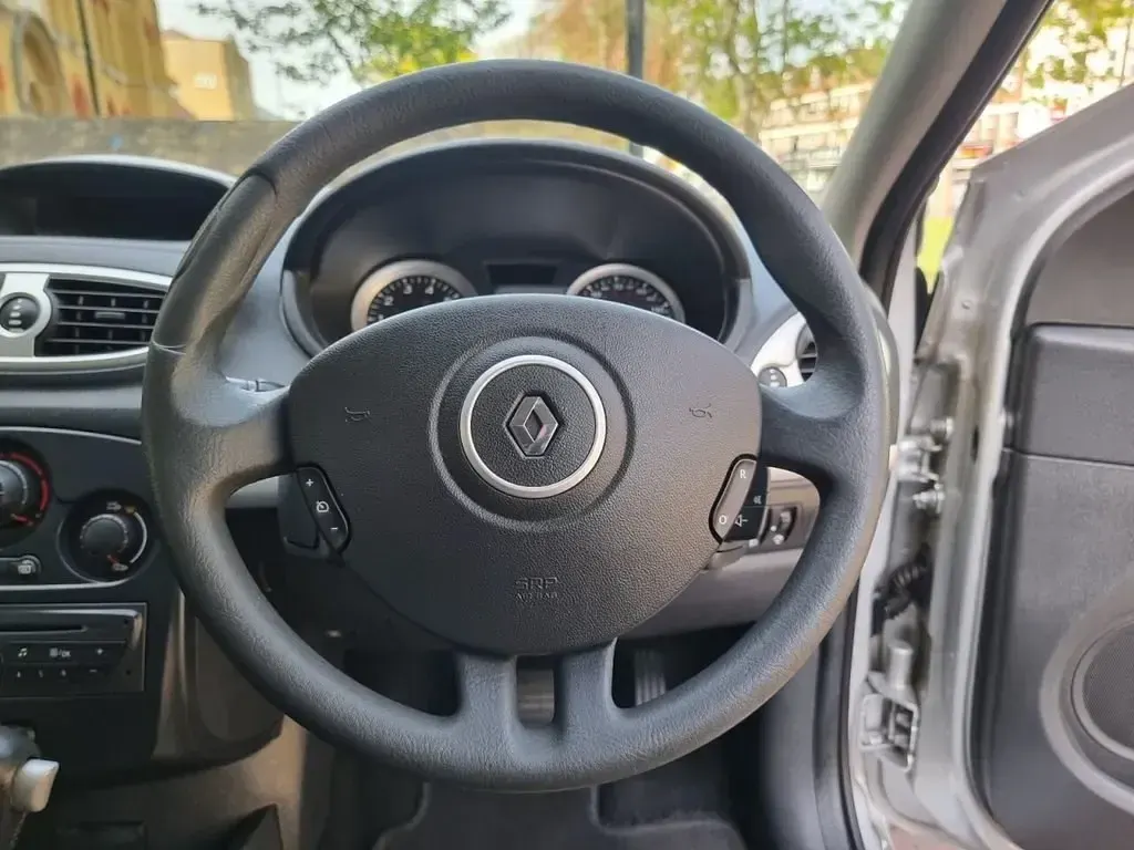 Usado Renault Clio II Expression 111 HP (81 kW) 2010 Prateado Citadino