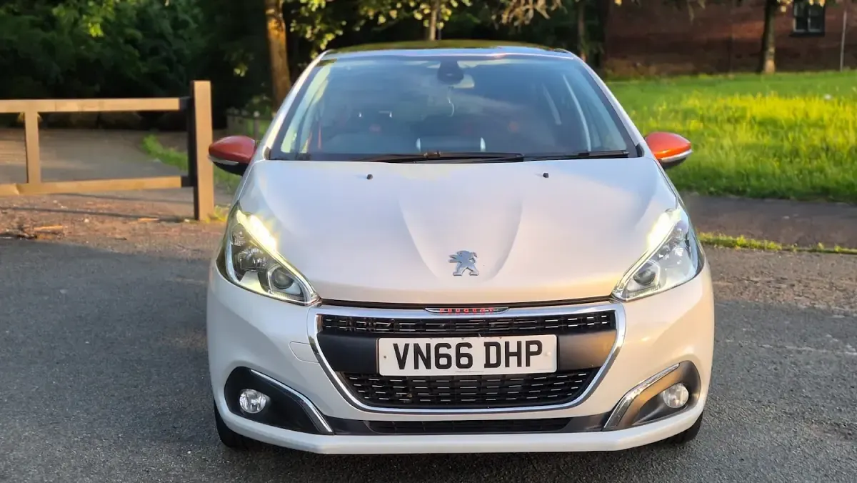 Used Peugeot 208 Roland Garros 2016 White Hatchback