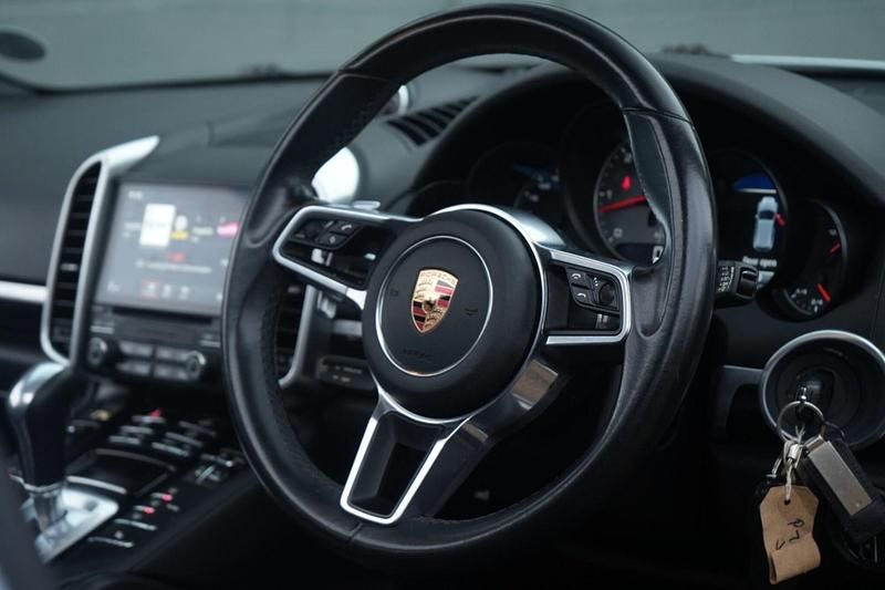 Used Porsche Cayenne Platinum Edition 385 HP (283 kW) 2017 Silver SUV