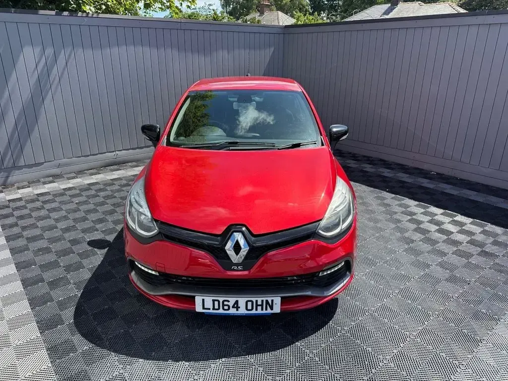 Used Renault Clio 200 HP (147 kW) 2015 Red Hatchback