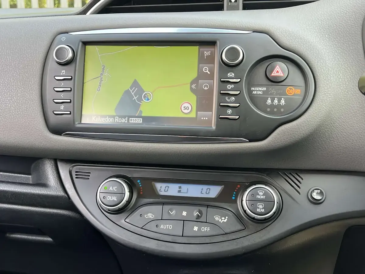 Used Toyota Yaris 100 HP (73 kW) 2018 Red Hatchback