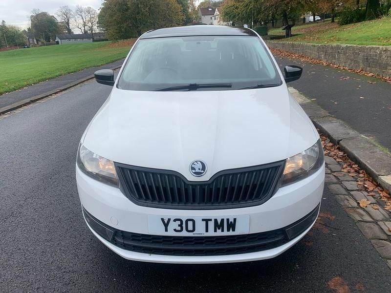 Used Skoda Rapid SE 105 HP (77 kW) 2014 White Hatchback