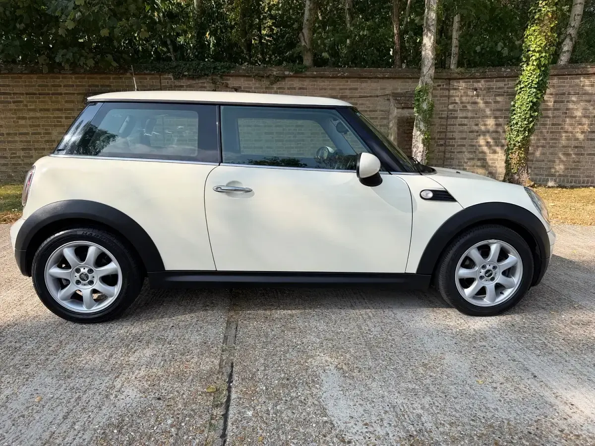 Used Mini Cooper Hatch 2010 White Hatchback