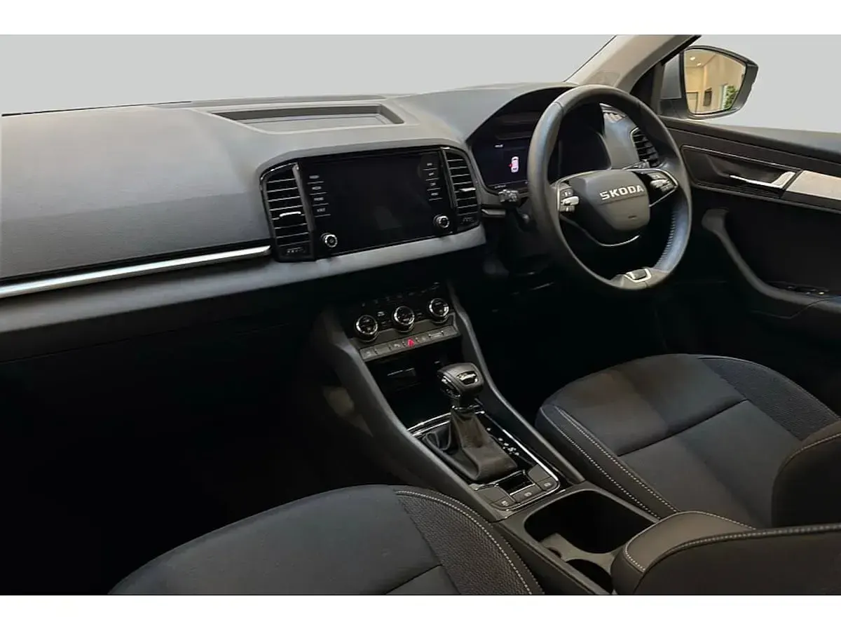 Usado Skoda Karoq SE 150 CV (110 kW) 2025 Plateado SUV