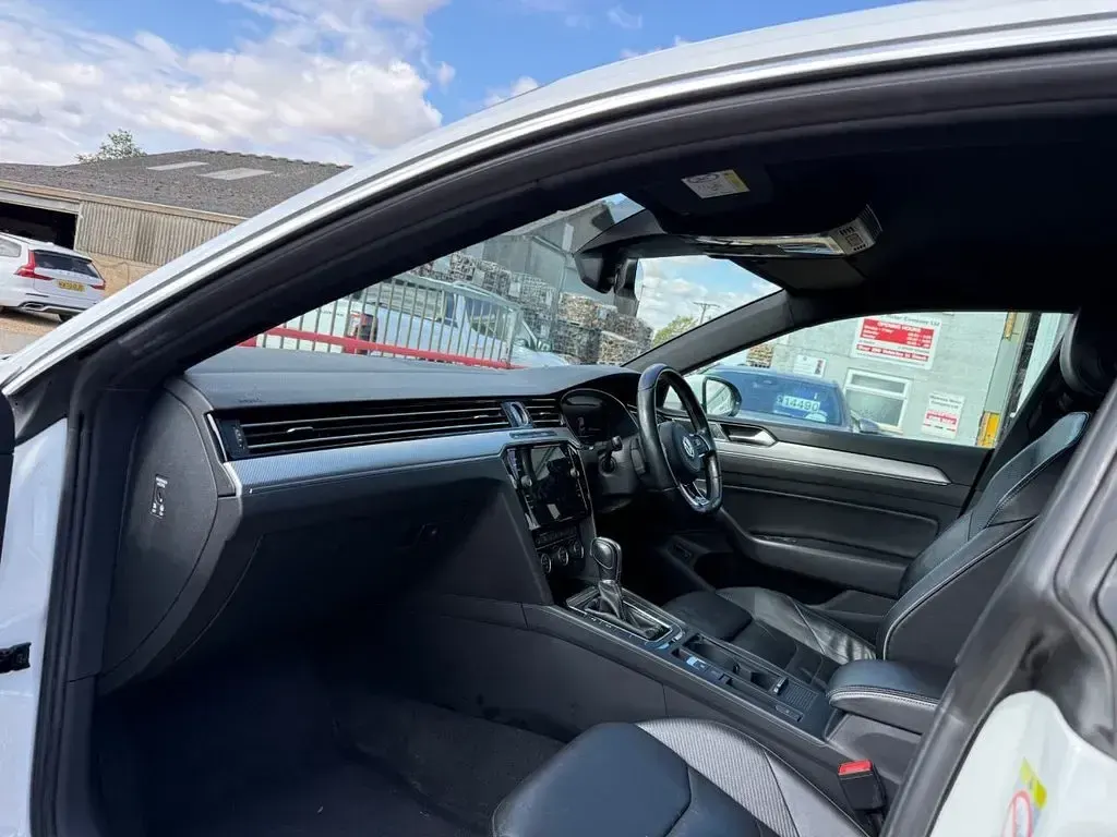 Used VW Arteon R-line 190 HP (139 kW) 2018 White Hatchback