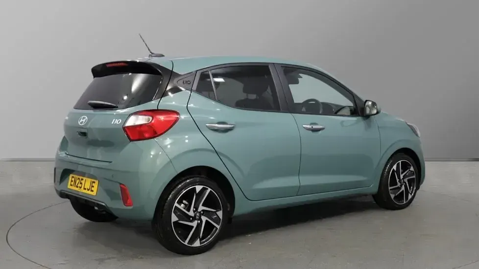 Used Hyundai i10 Premium 79 HP (58 kW) 2025 Mangrove green Hatchback
