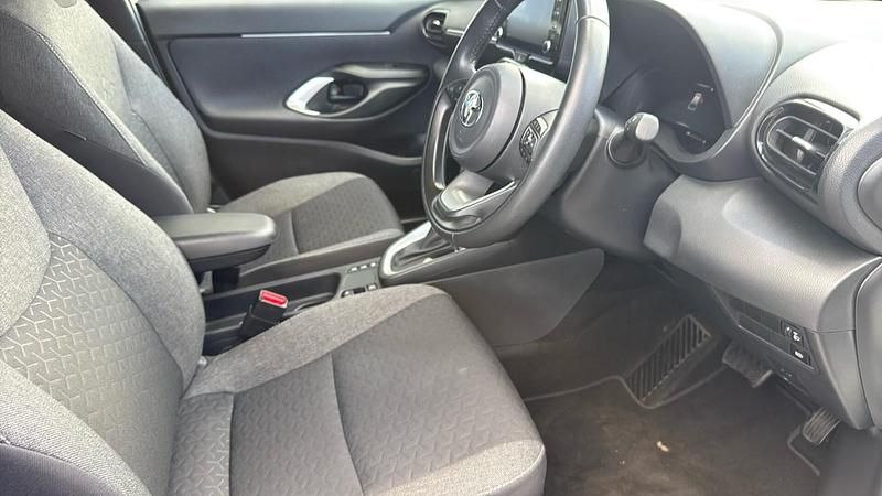 Used Toyota Yaris Hybrid Design 116 HP (85 kW) 2023 White Estate