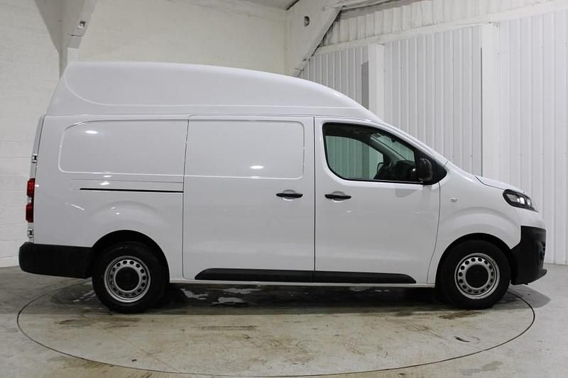 Used Vauxhall Vivaro S 100 HP (73 kW) 2023 White MPV