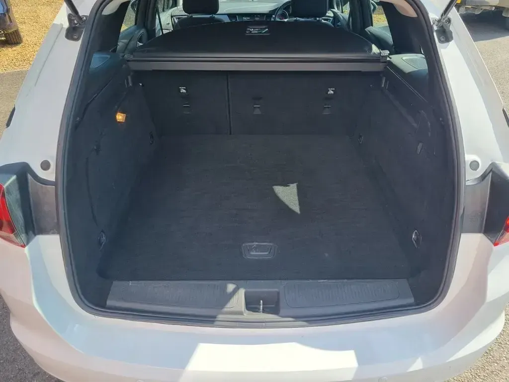 Used Vauxhall Astra 110 HP (80 kW) 2019 White Estate