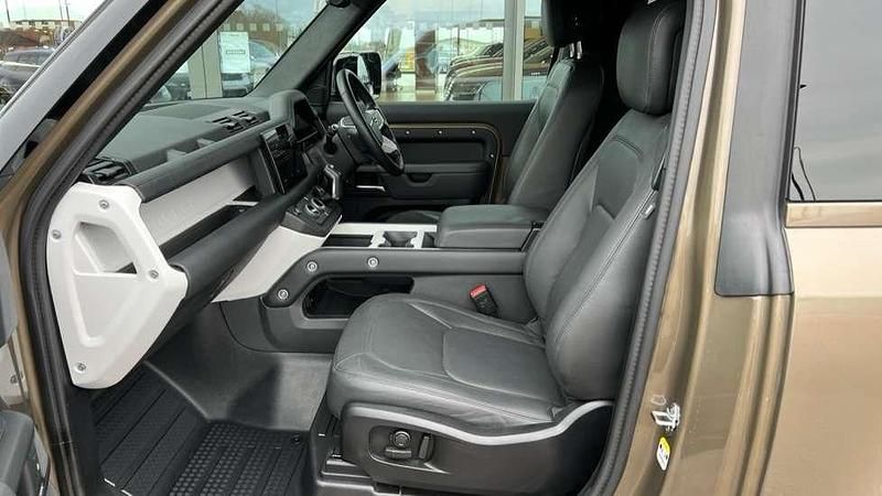 Usado Land Rover Defender HSE Dynamic 350 HP (257 kW) 2024 Castanho SUV
