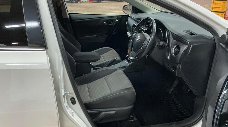 Used Toyota Auris Hybrid Design 2017 White Hatchback