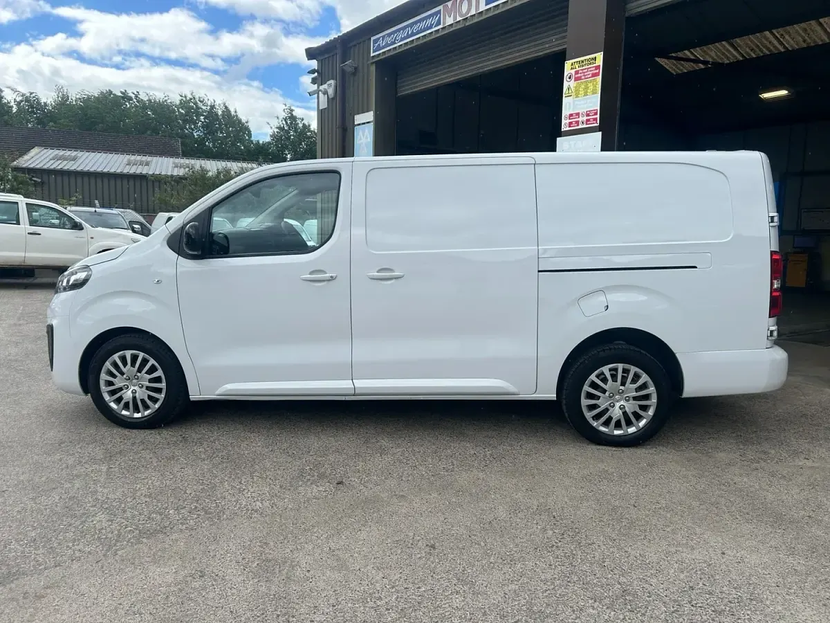 Used Vauxhall Vivaro 100 HP (73 kW) 2023 White MPV