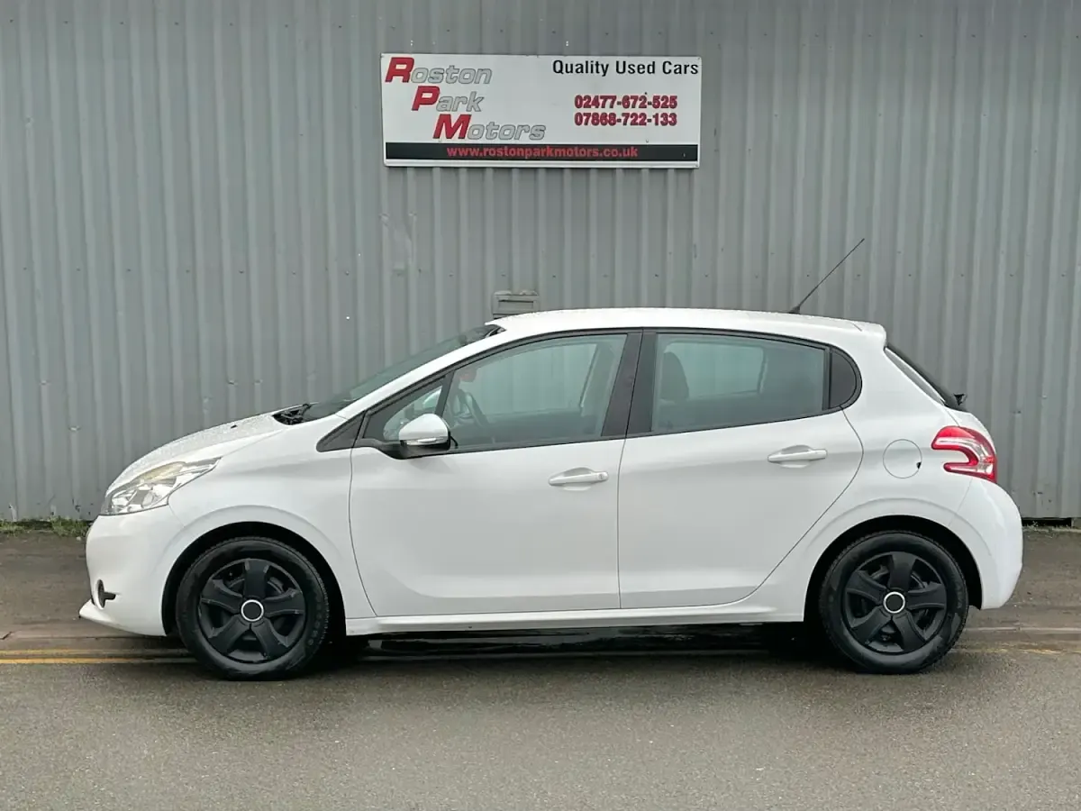 Used Peugeot 208 Access 82 HP (60 kW) 2013 White Hatchback