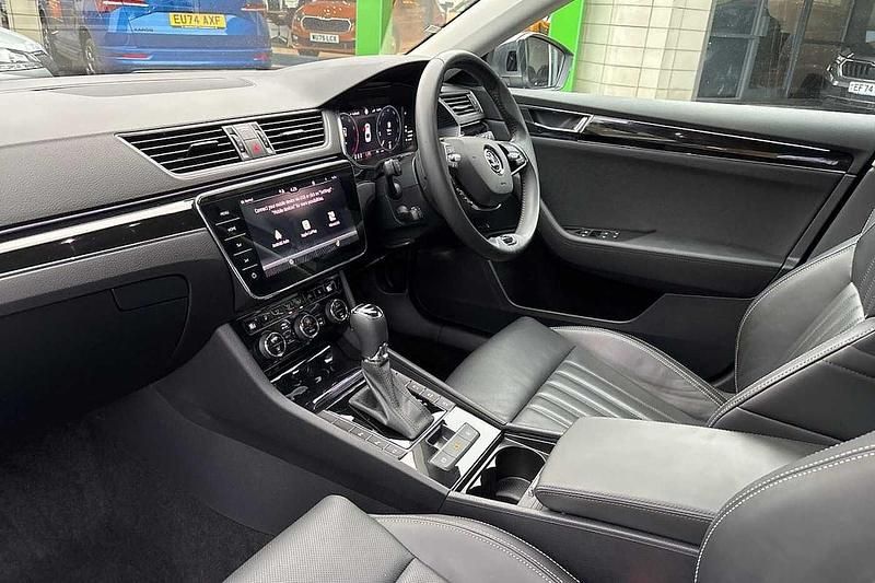 Usado Skoda Superb LAURIN & KLEMENT 140 CV (102 kW) 2024 Gris Utilitario