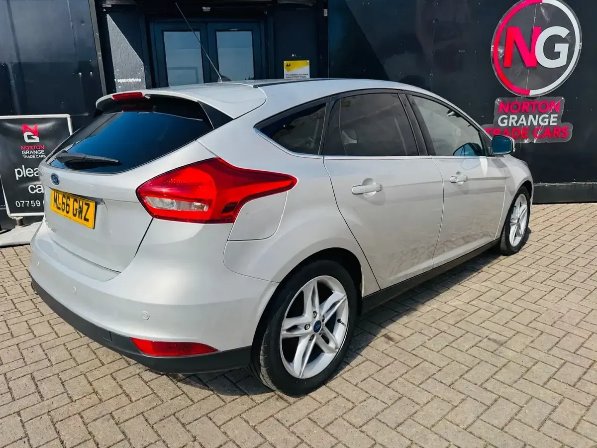 Begagnad Ford Focus Titanium 120 HK (88 kW) 2016 Silver Halvkombi
