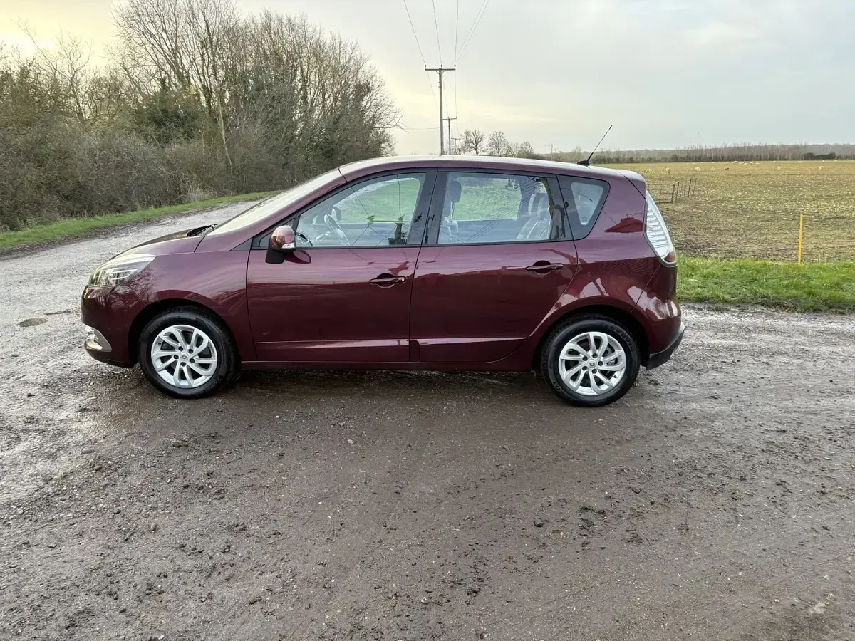 Usado Renault Scénic III Dynamique 110 CV (80 kW) 2013 Rojo Monovolumen