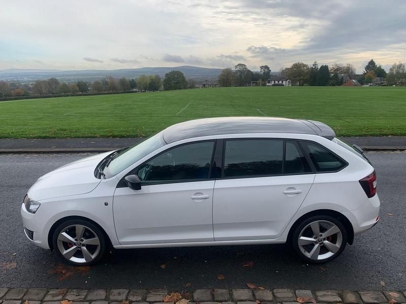 Used Skoda Rapid SE 105 HP (77 kW) 2014 White Hatchback