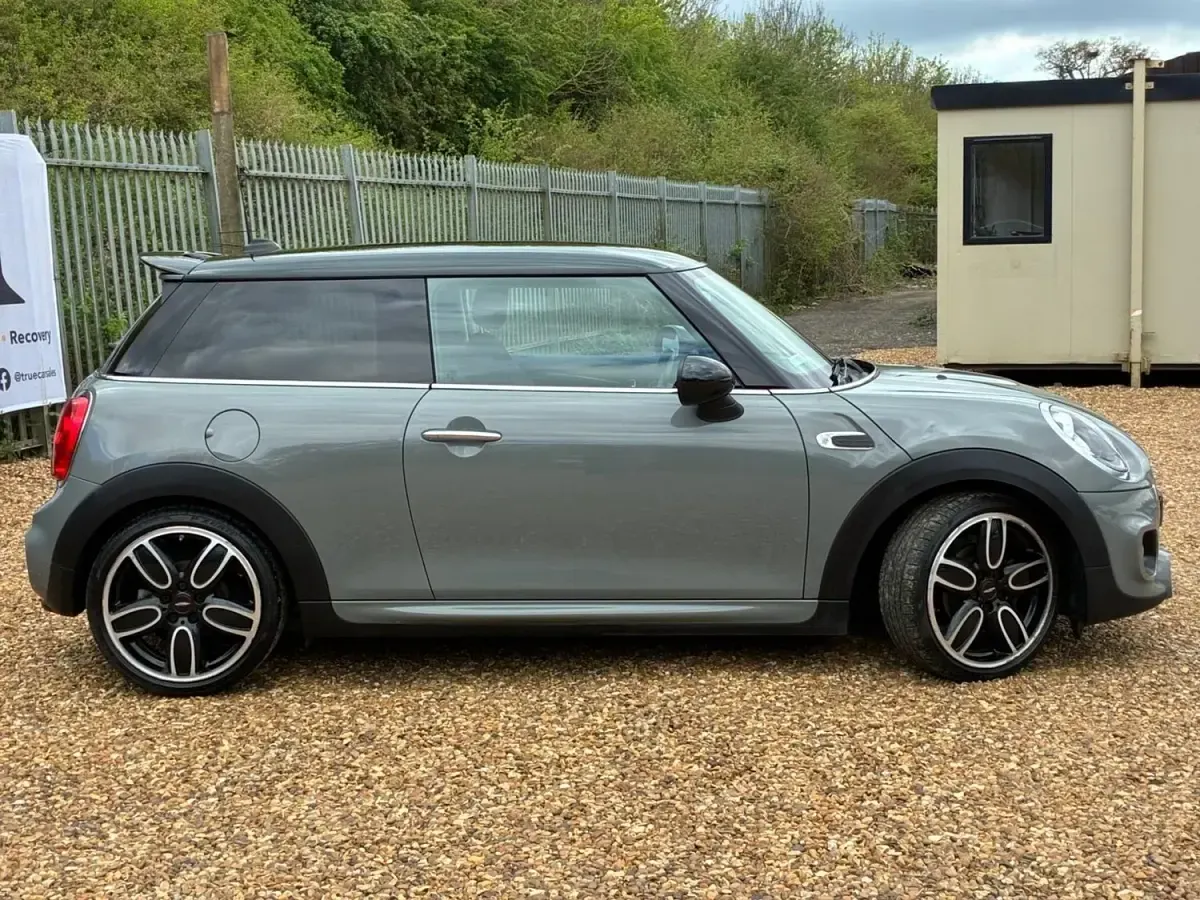 Usado Mini Cooper Hatch 136 HP (100 kW) 2018 Cinzento Citadino