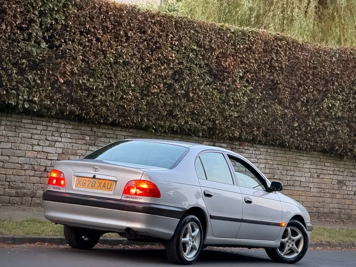 Used Toyota Avensis 99 HP (72 kW) 2000 Silver Sedan