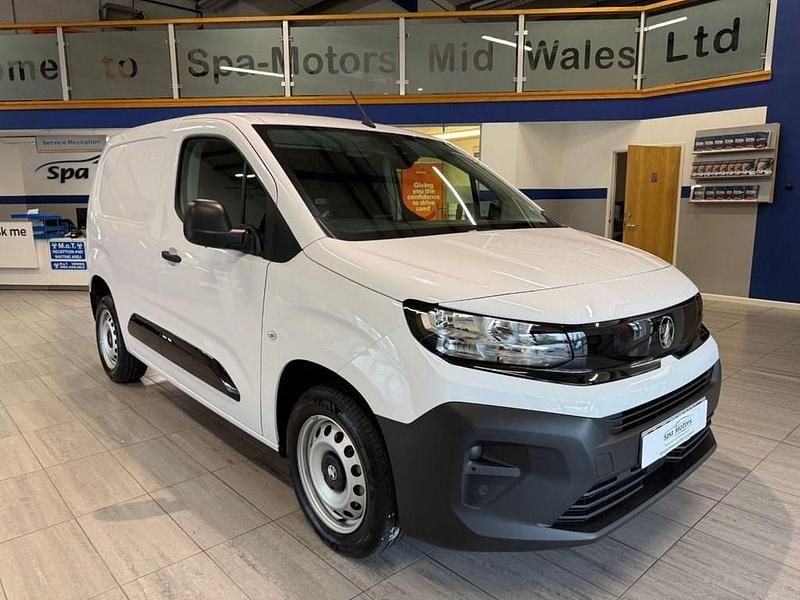 White Used 2024 Vauxhall Combo MPV | £13,990 (Fair price) - Image 1/4